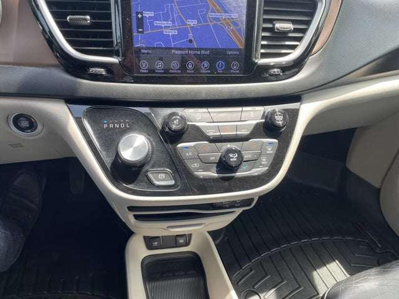 2017 Chrysler Pacifica Touring L Photo2
