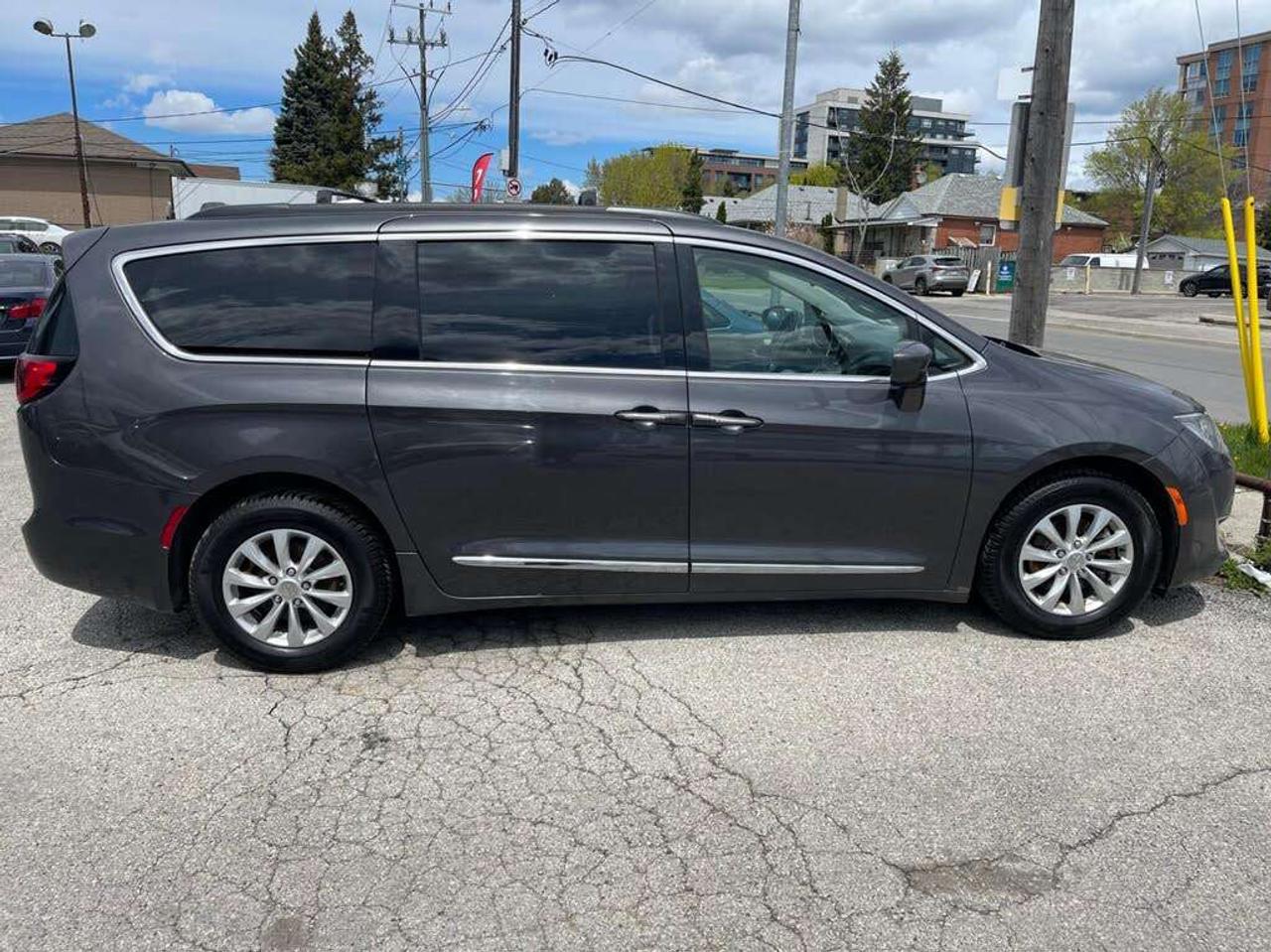 2017 Chrysler Pacifica Touring L Photo0