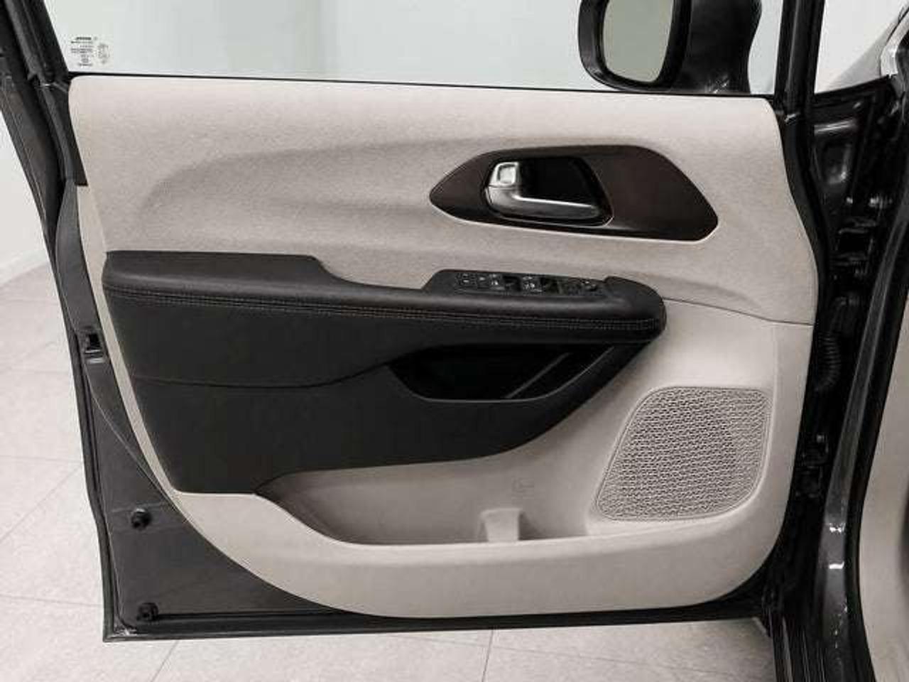 2017 Chrysler Pacifica Touring L Photo