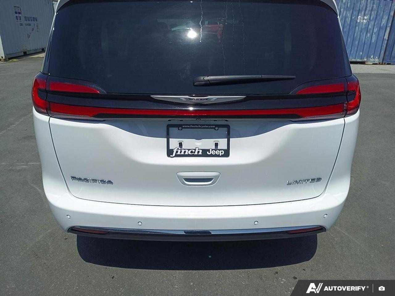 2024 Chrysler Pacifica Limited Front-Wheel Drive Passenger Van Photo