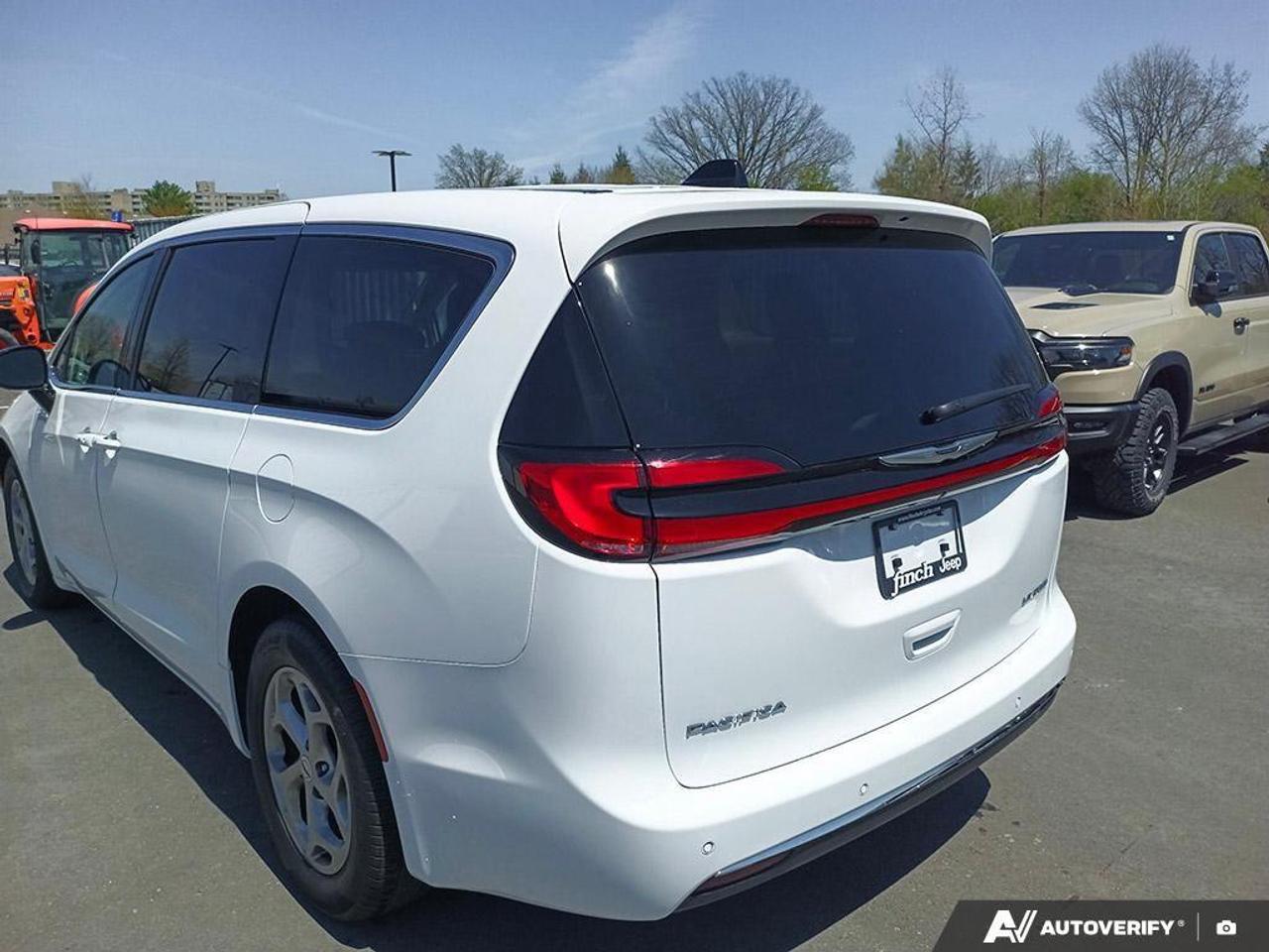 2024 Chrysler Pacifica Limited Front-Wheel Drive Passenger Van Photo