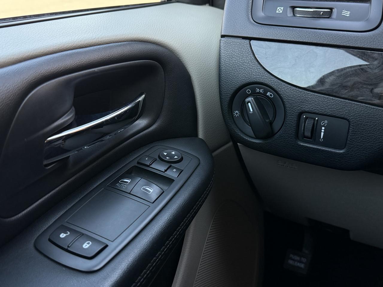 2019 Dodge Grand Caravan SXT   Stow n Go   7 Pass   Reverse Cam Photo