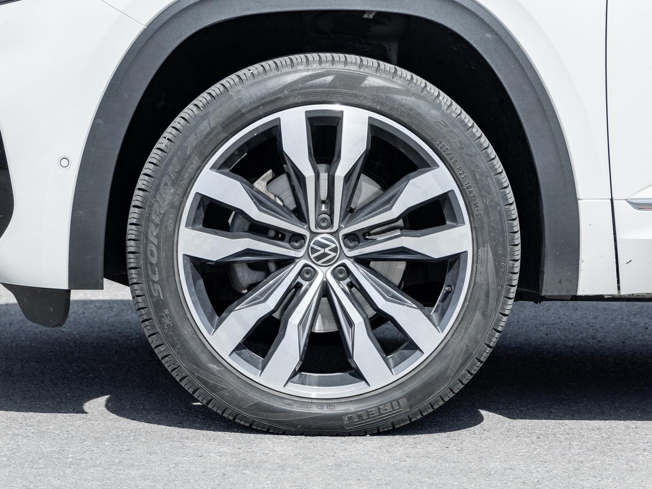 2022 Volkswagen Atlas Execline   7 pass  Panoramic Roof   New Tires! Photo3