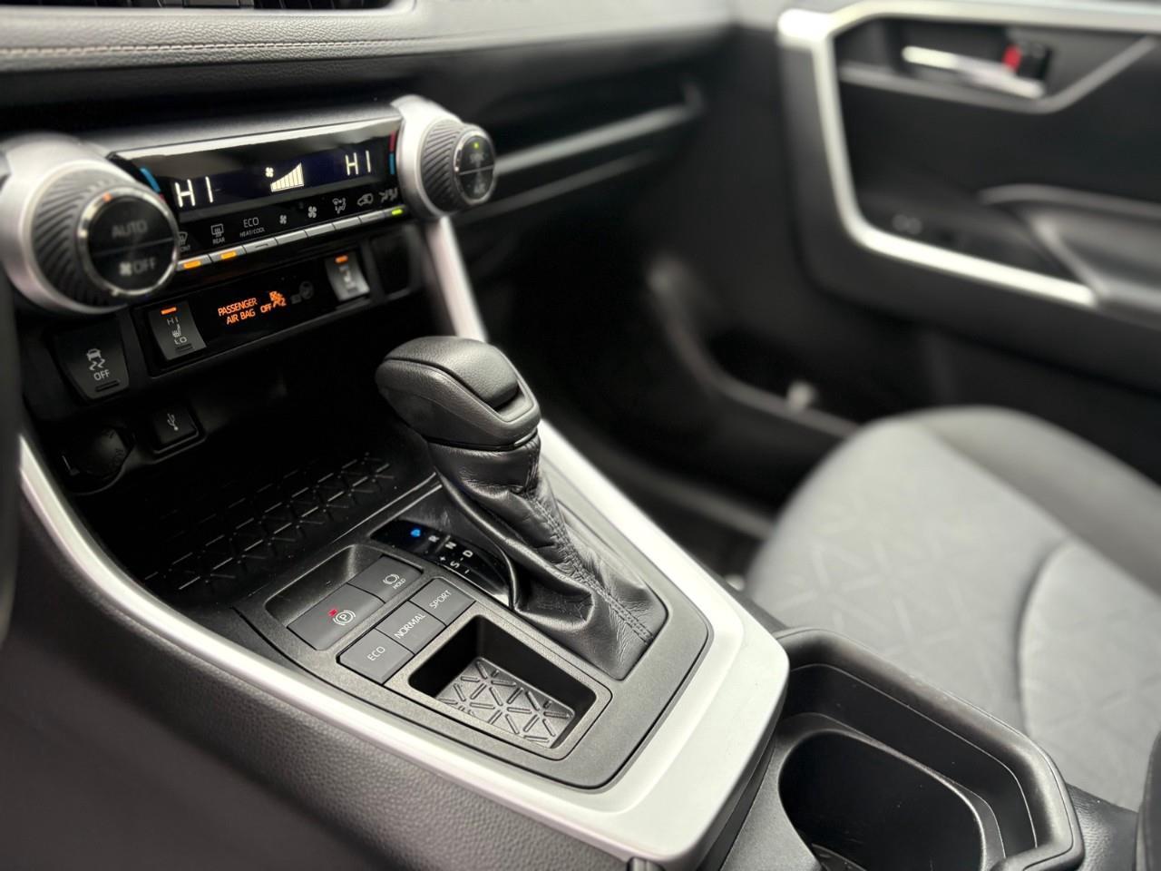 2020 Toyota RAV4 XLE 4dr Front-wheel Drive Photo