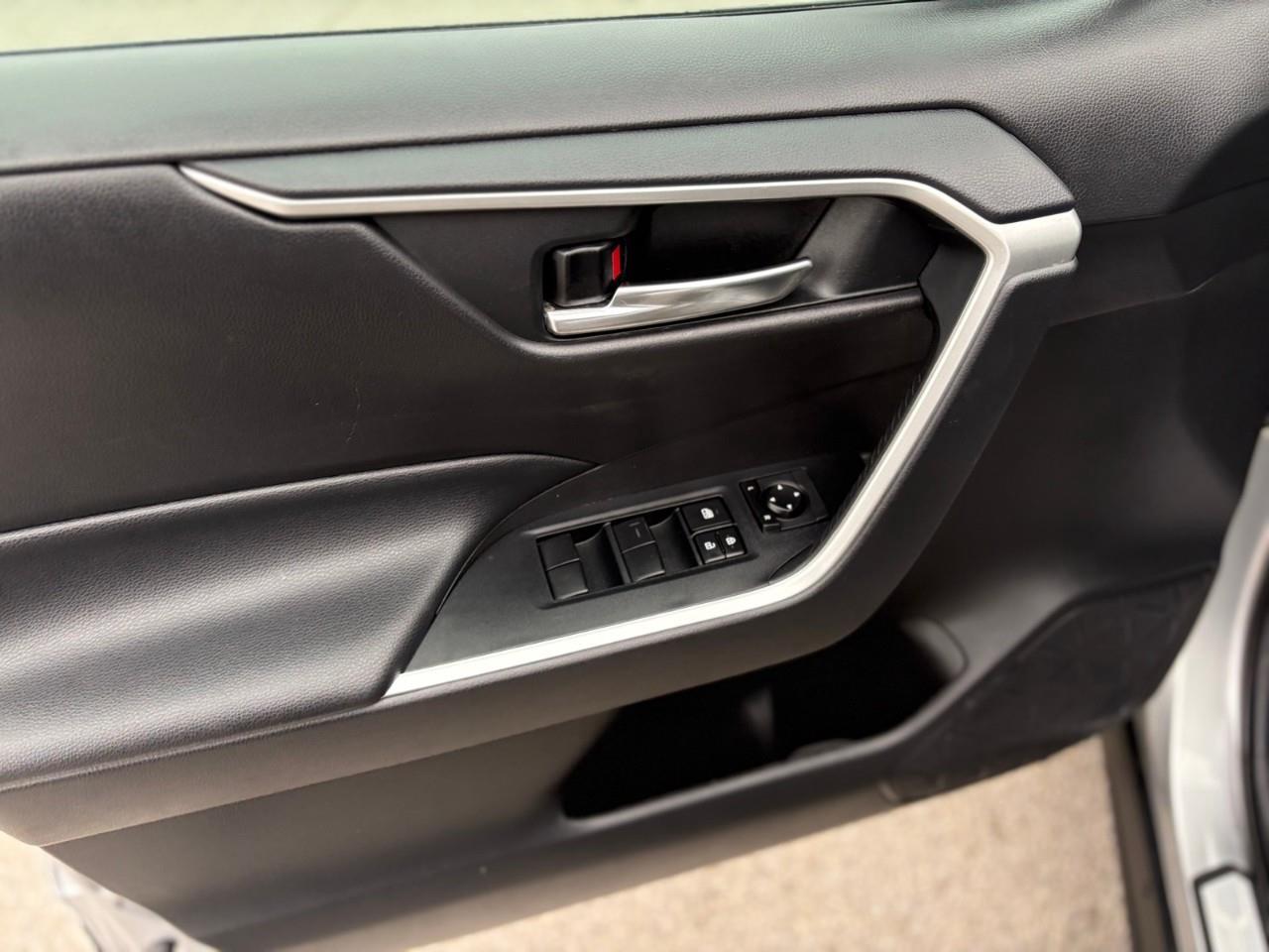 2020 Toyota RAV4 XLE 4dr Front-wheel Drive Photo