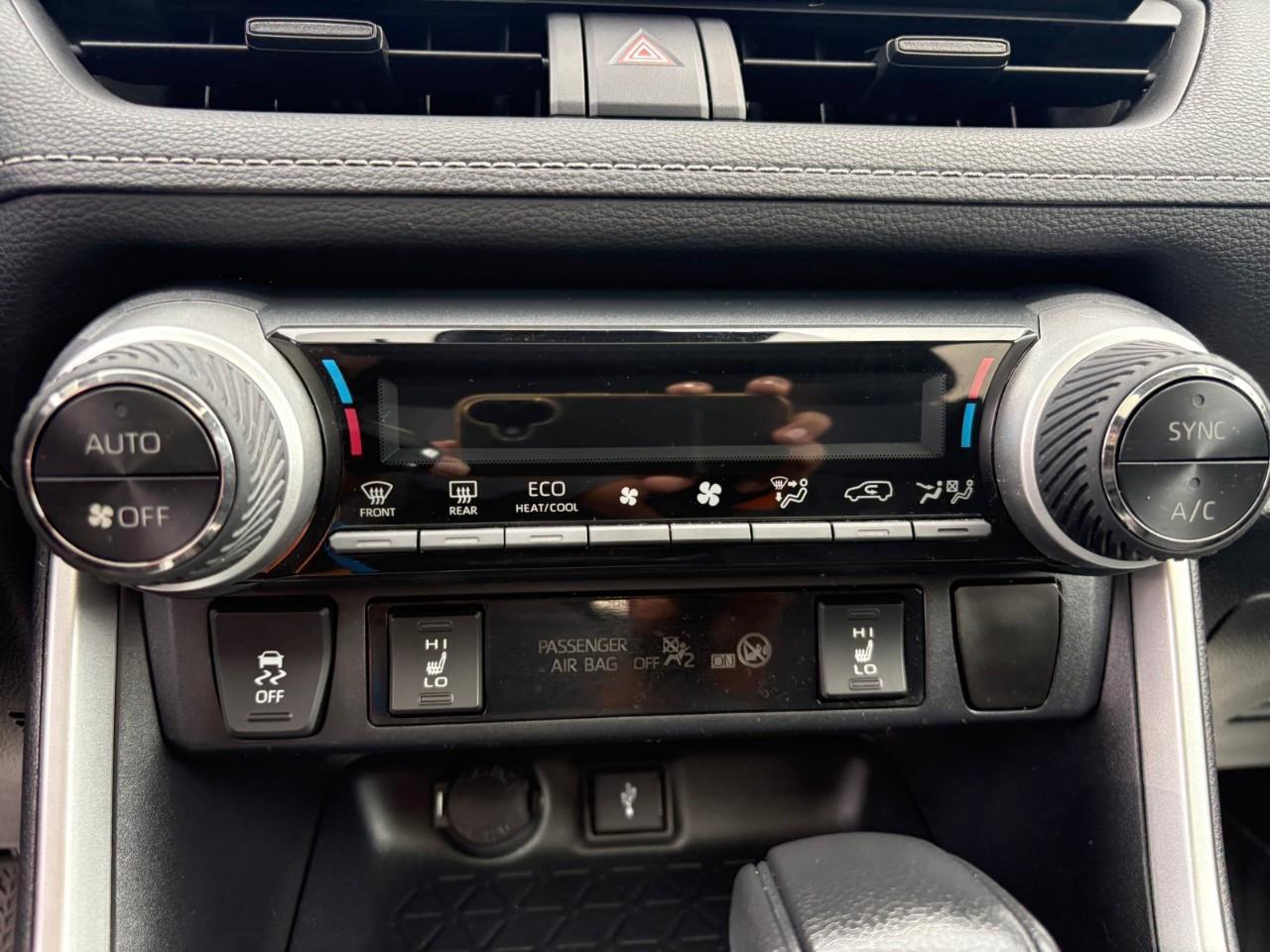 2020 Toyota RAV4 XLE 4dr Front-wheel Drive Photo