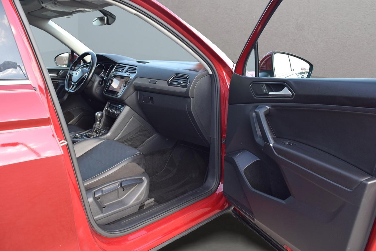 2018 Volkswagen Tiguan Comfortline 4Motion Leather Panoramic Sunroof Photo