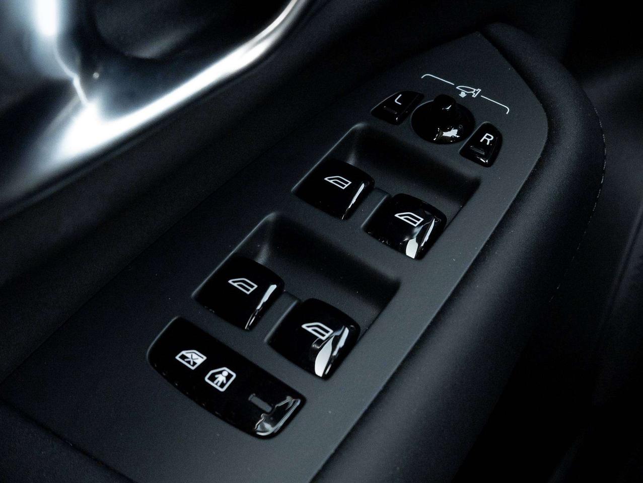 2026 Volvo XC90 B6 AWD PLUS^Low KM^ Harman Kardon^Rate fr 2.99%* Photo