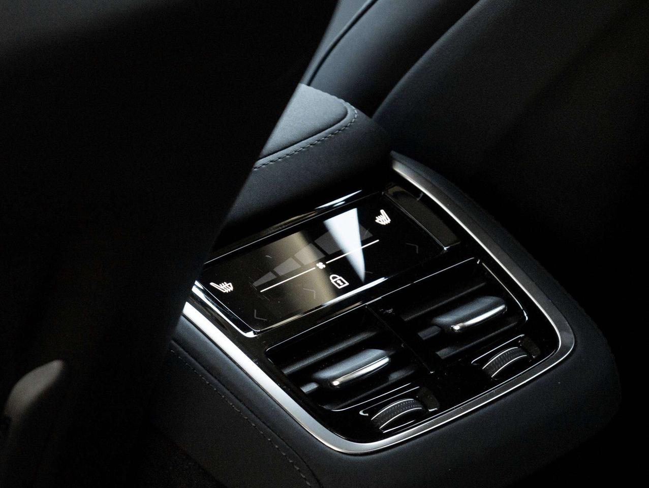 2026 Volvo XC90 B6 AWD PLUS^Low KM^ Harman Kardon^Rate fr 2.99%* Photo