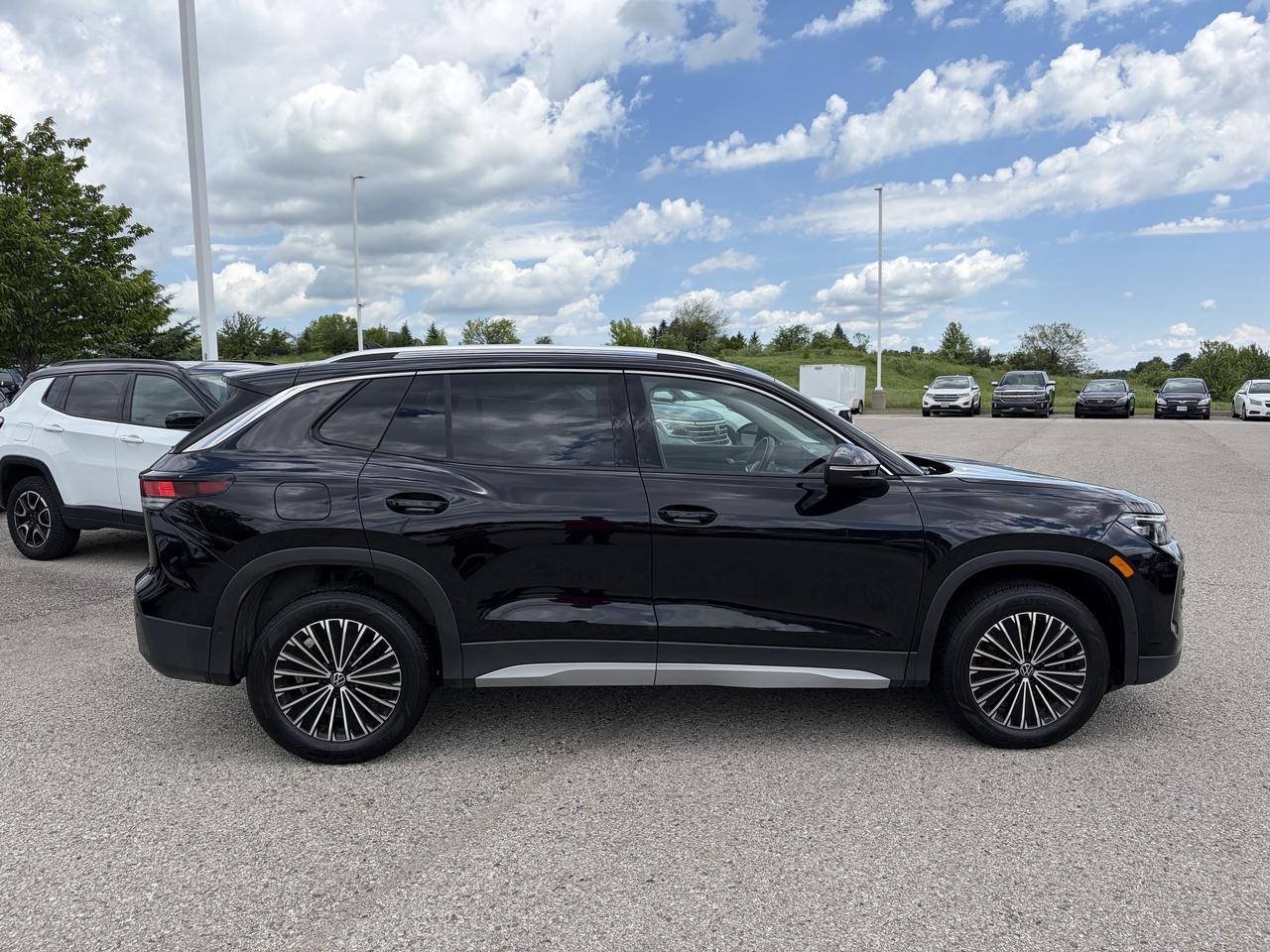 2026 Volkswagen Tiguan Comfortline 4MOTION  Heated Seats & Steering Wheel Photo