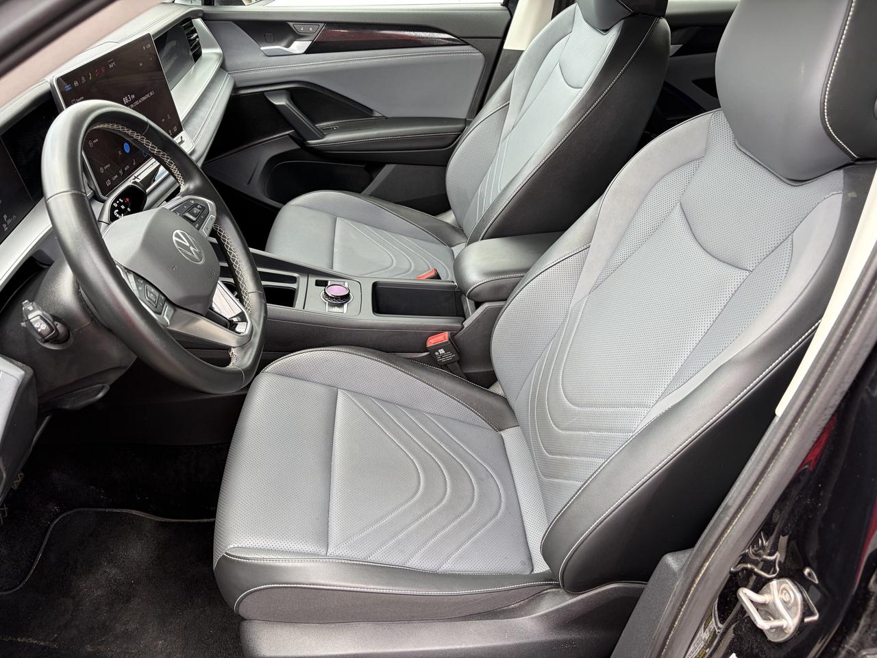 2026 Volkswagen Tiguan Comfortline 4MOTION  Heated Seats & Steering Wheel Photo