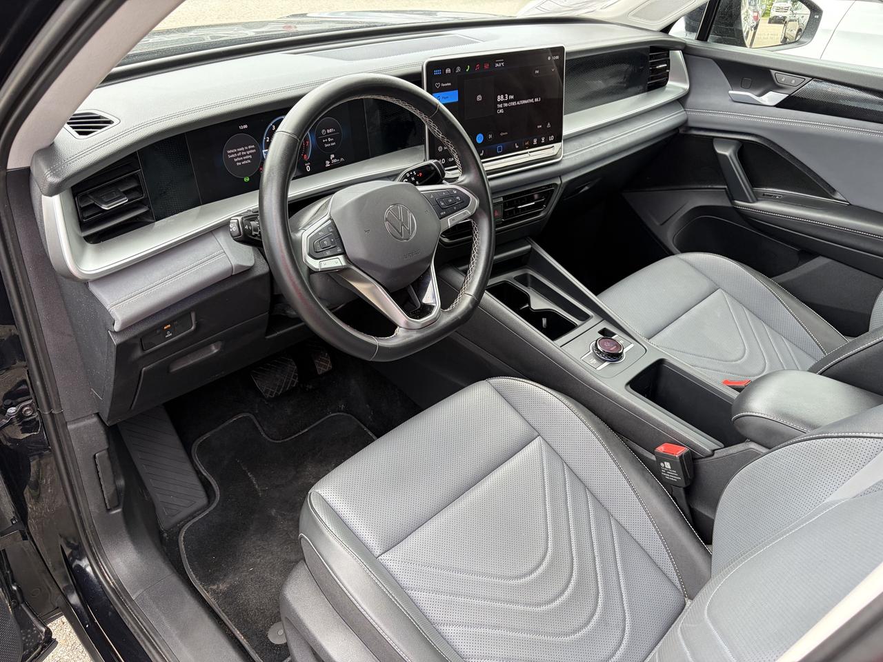 2026 Volkswagen Tiguan Comfortline 4MOTION  Heated Seats & Steering Wheel Photo