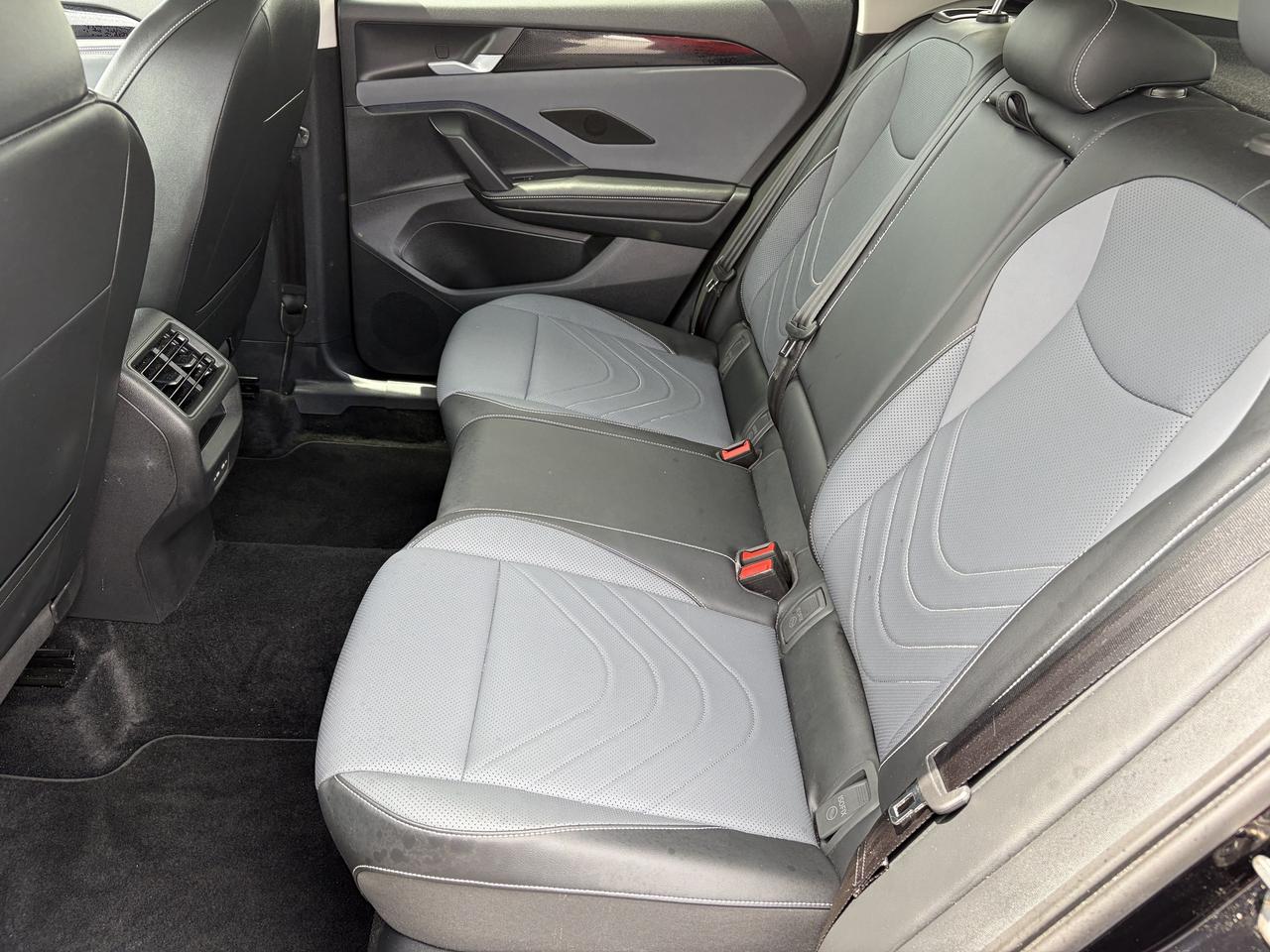 2026 Volkswagen Tiguan Comfortline 4MOTION  Heated Seats & Steering Wheel Photo