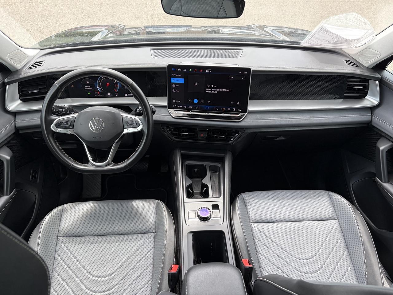 2026 Volkswagen Tiguan Comfortline 4MOTION  Heated Seats & Steering Wheel Photo