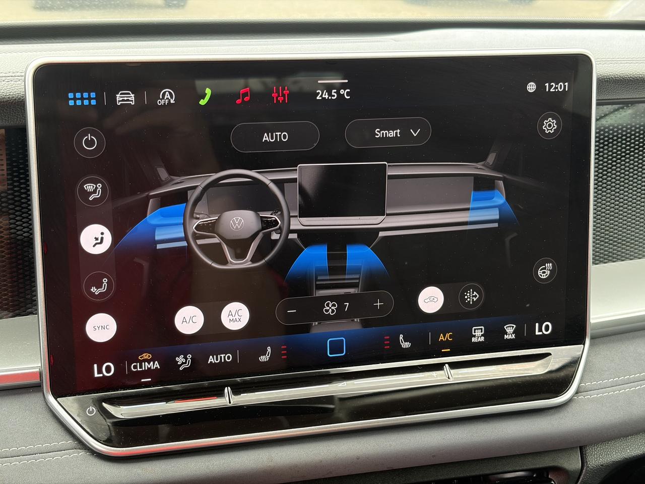 2026 Volkswagen Tiguan Comfortline 4MOTION  Heated Seats & Steering Wheel Photo