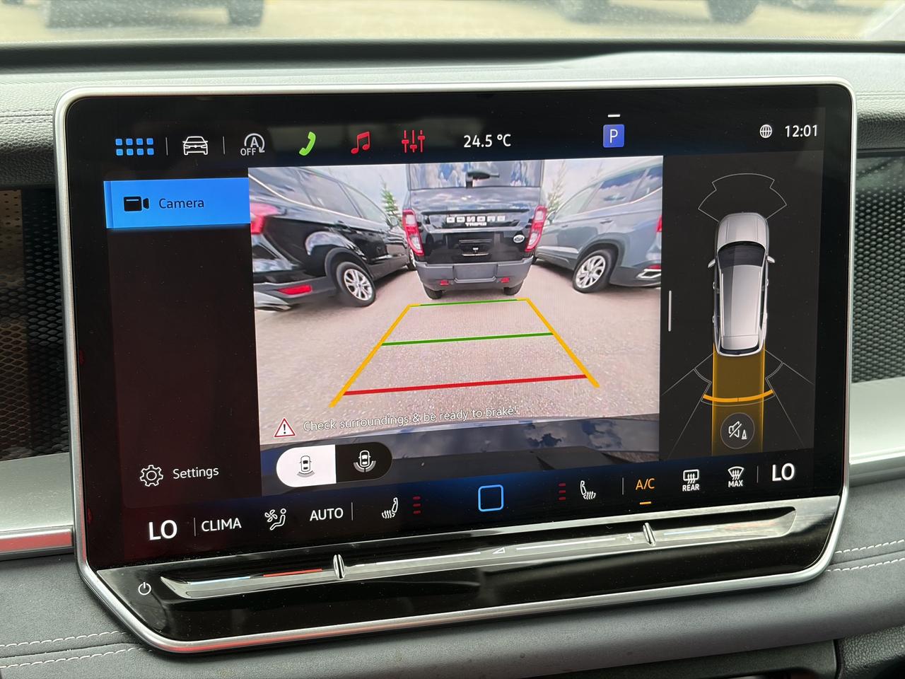 2026 Volkswagen Tiguan Comfortline 4MOTION  Heated Seats & Steering Wheel Photo