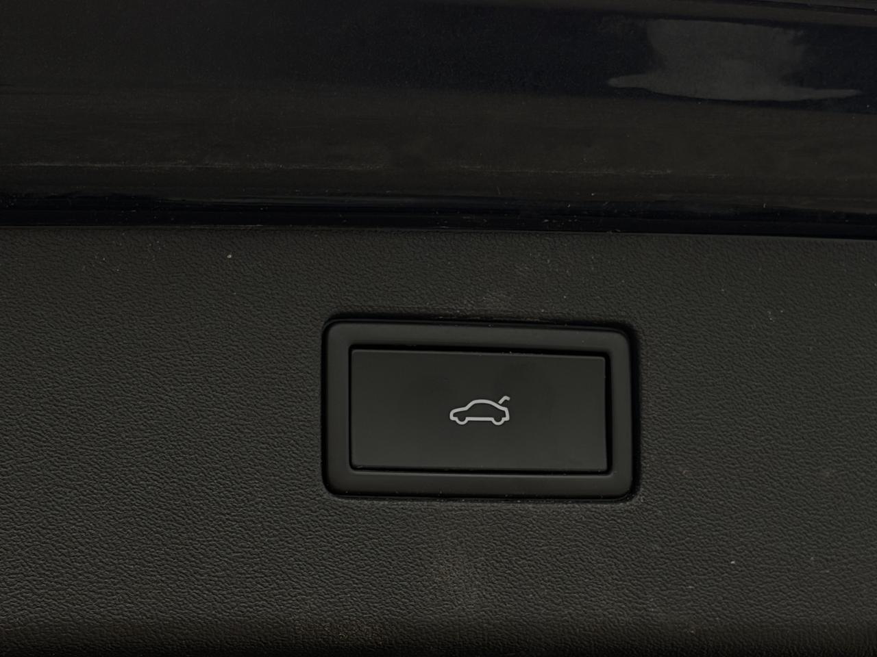 2026 Volkswagen Tiguan Comfortline 4MOTION  Heated Seats & Steering Wheel Photo