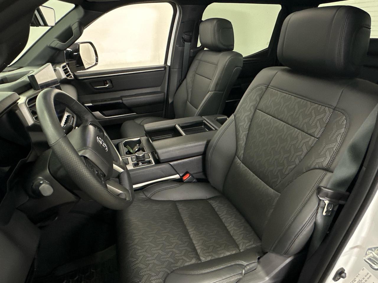 2025 Toyota Tundra Limited - CREW/8900KM/OFF 1 OWNER LEASE! Photo