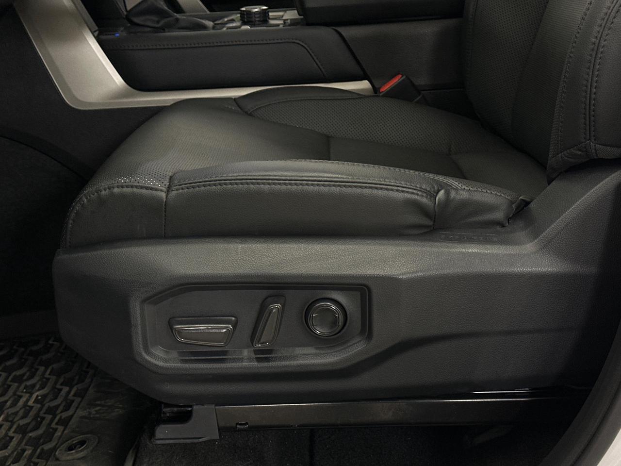 2025 Toyota Tundra Limited - CREW/8900KM/OFF 1 OWNER LEASE! Photo