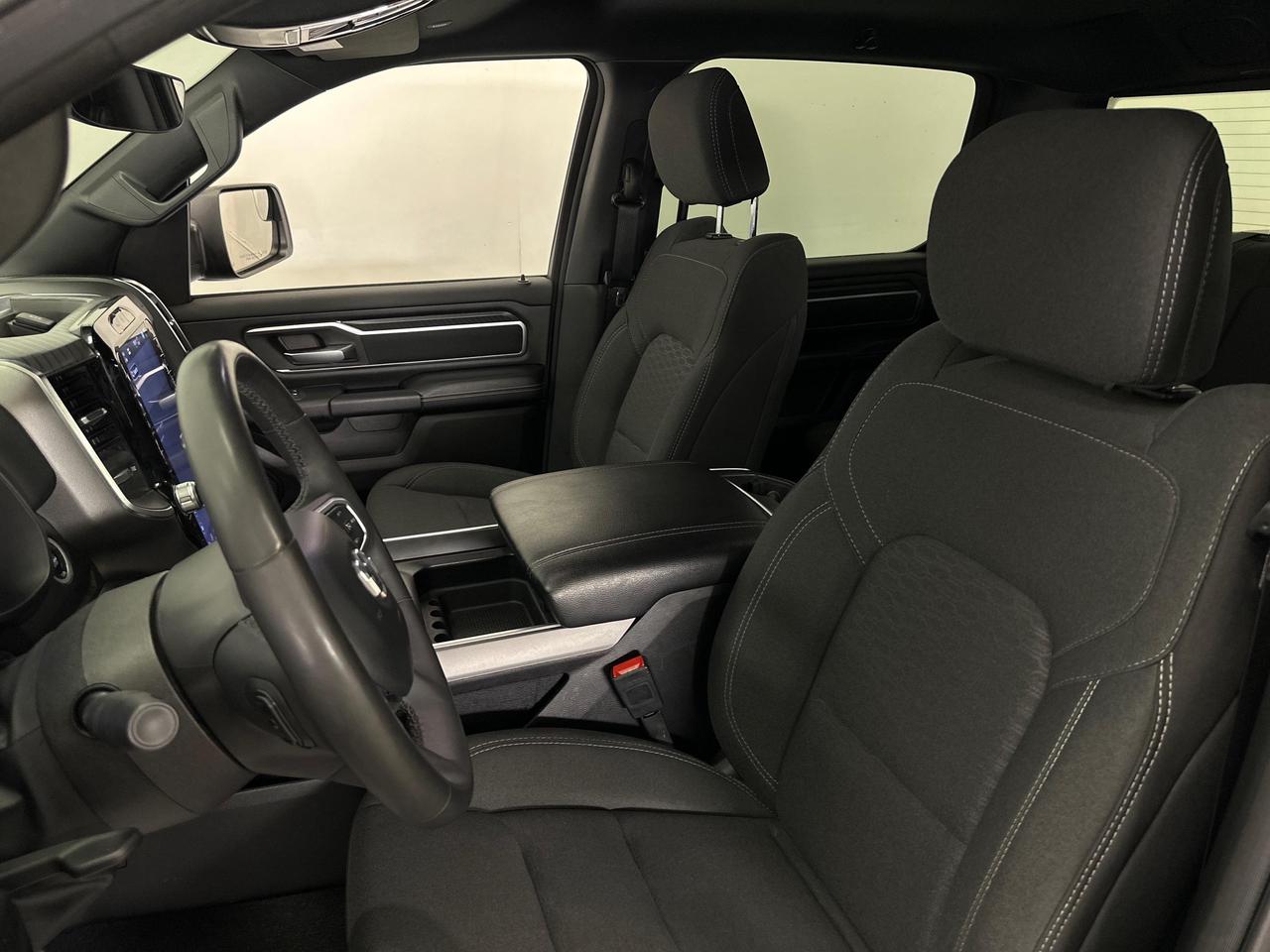 2025 RAM 1500 Big Horn - 27KM/20 ALLOYS/BIG SCREEN/NAV/1 OWNER! Photo