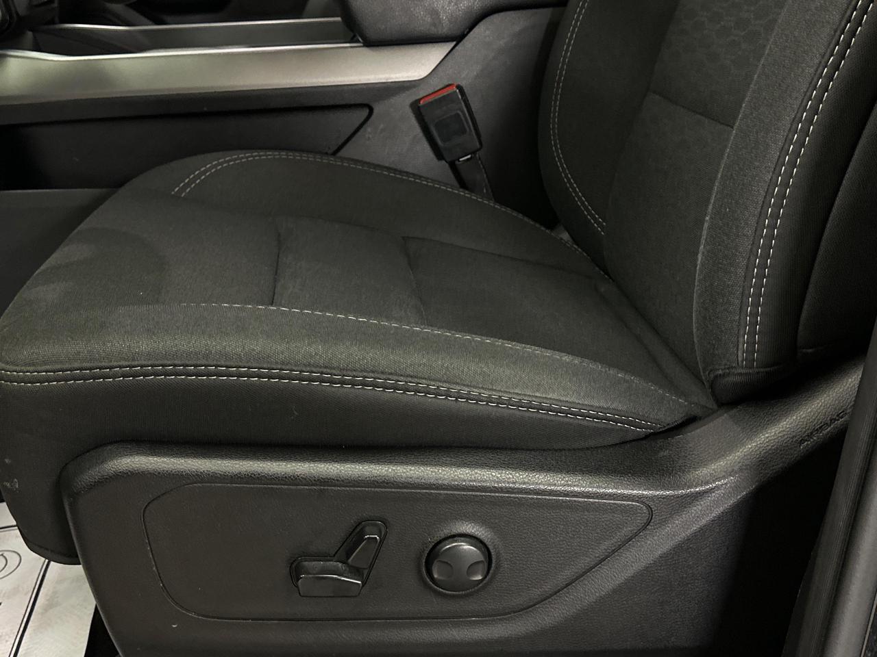 2025 RAM 1500 Big Horn - 27KM/20 ALLOYS/BIG SCREEN/NAV/1 OWNER! Photo
