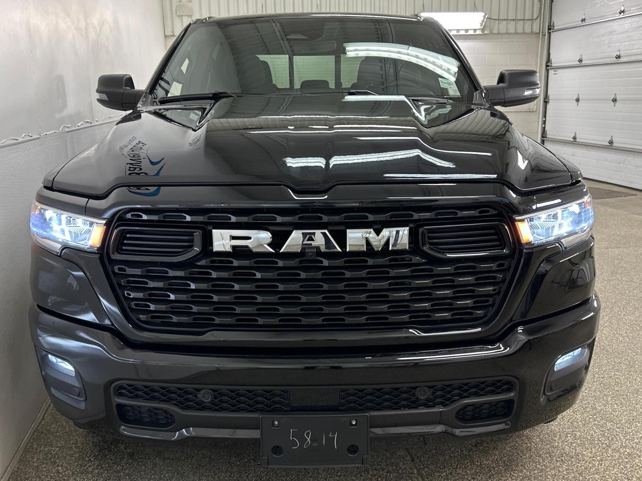 2025 RAM 1500 Big Horn - CREW/4WD/PWR BUCKETS/TORQUE/1 OWNER! Photo5
