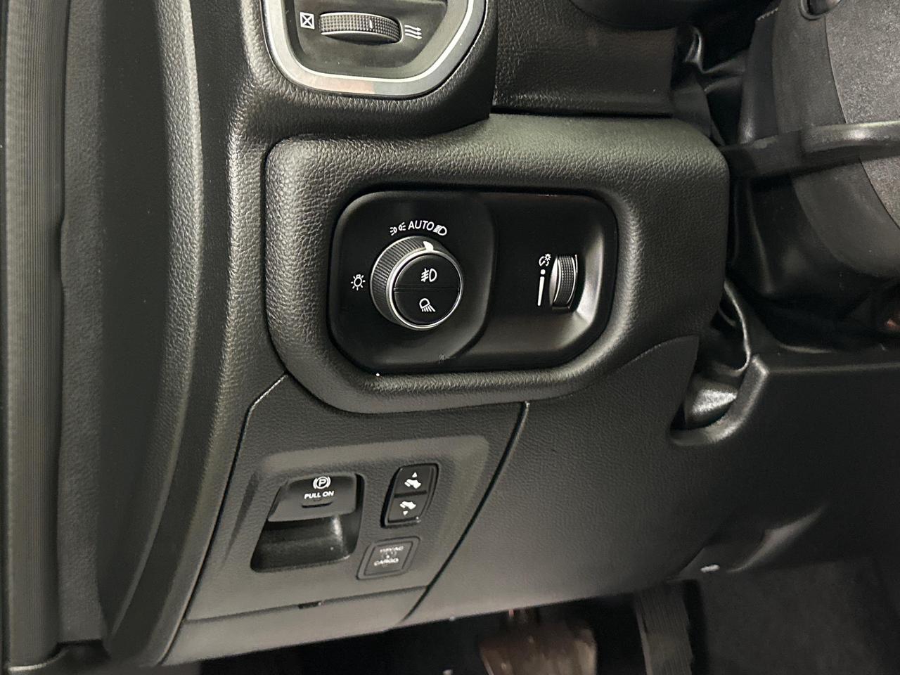 2025 RAM 1500 Big Horn - CREW/4WD/PWR BUCKETS/TORQUE/1 OWNER! Photo
