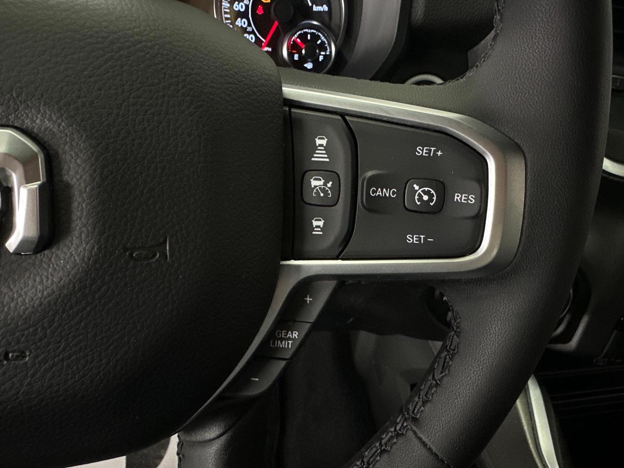 2025 RAM 1500 Big Horn - CREW/4WD/PWR BUCKETS/TORQUE/1 OWNER! Photo