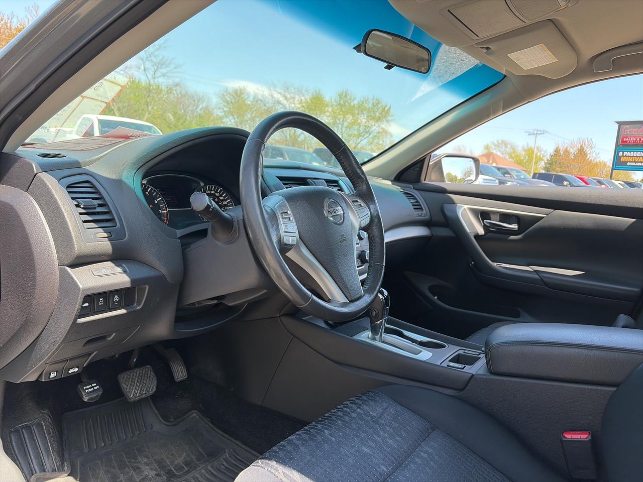 2017 Nissan Altima SV, HEATED SEATS, REMOTE START, BACK UP CAMERA! Photo