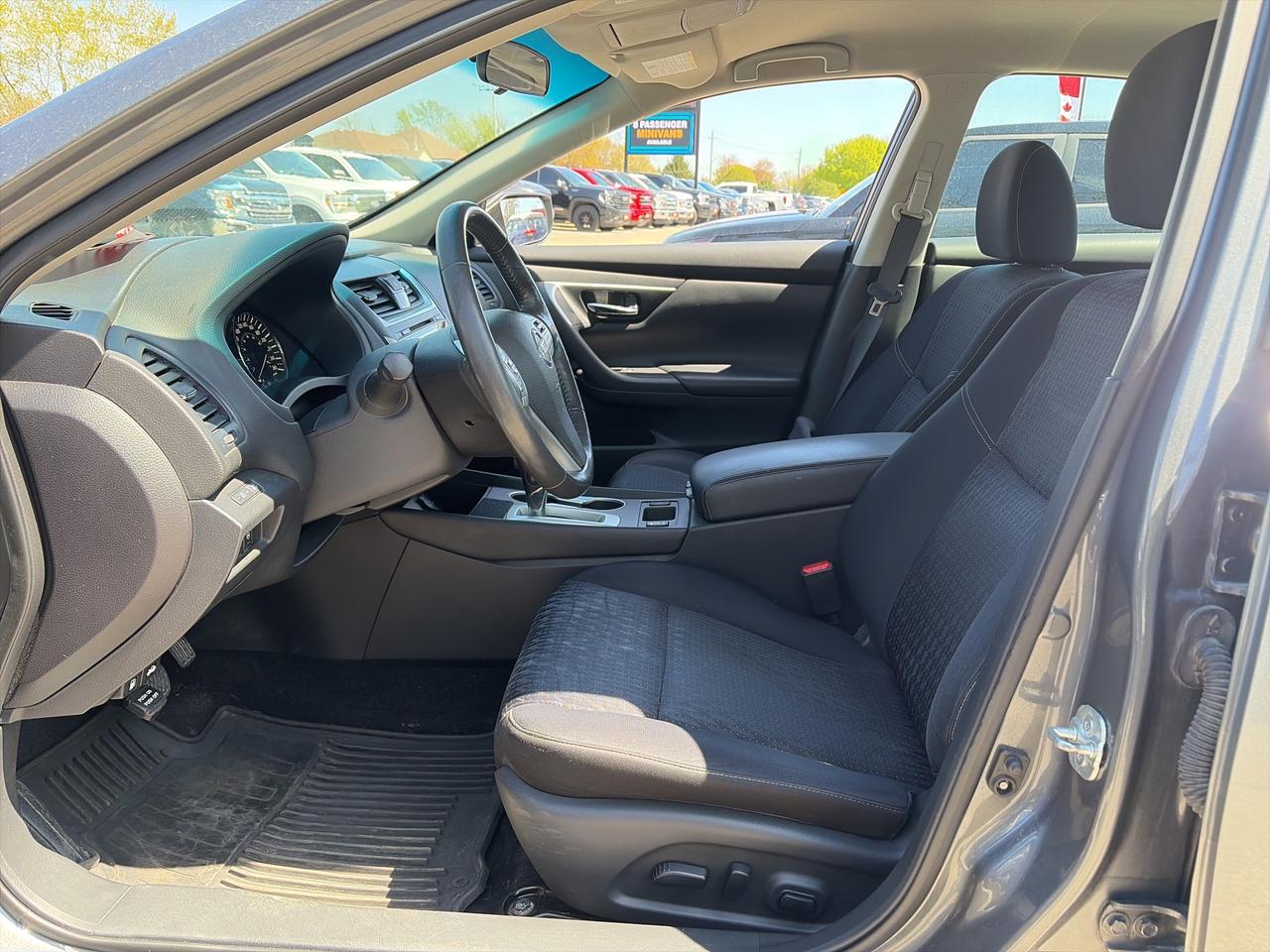 2017 Nissan Altima SV, HEATED SEATS, REMOTE START, BACK UP CAMERA! Photo