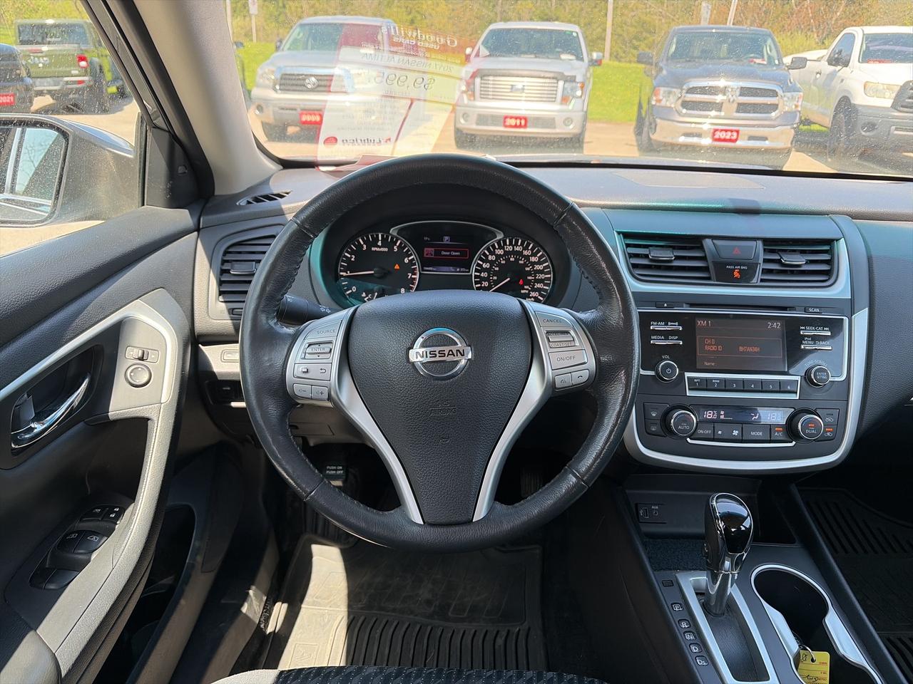 2017 Nissan Altima SV, HEATED SEATS, REMOTE START, BACK UP CAMERA! Photo