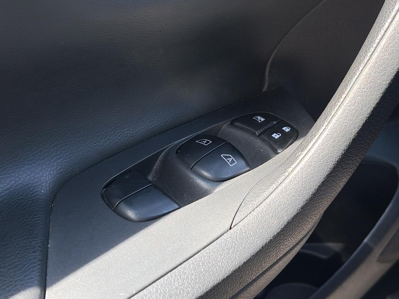 2017 Nissan Altima SV, HEATED SEATS, REMOTE START, BACK UP CAMERA! Photo
