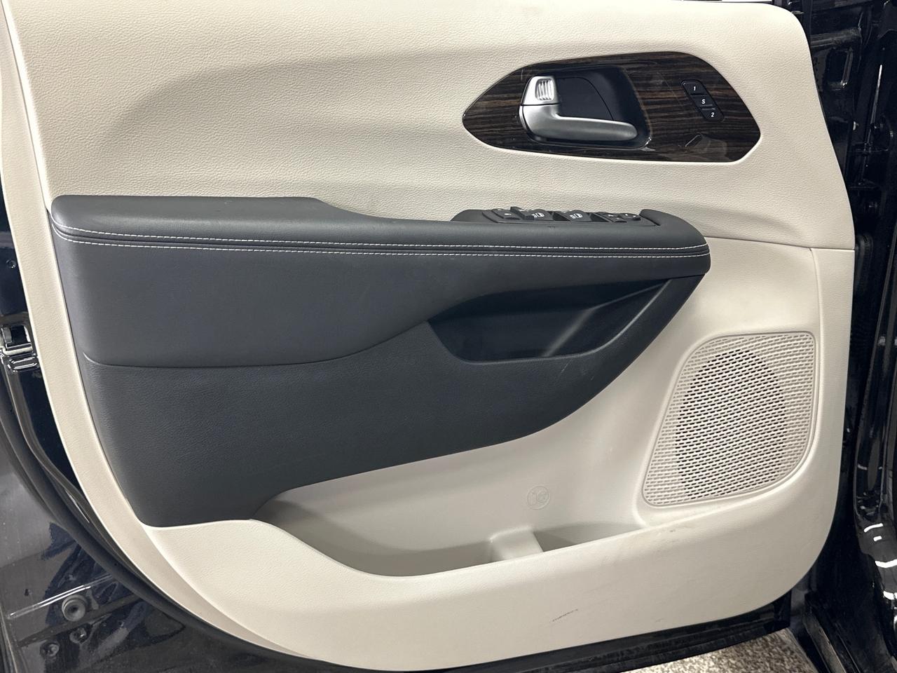 2024 Chrysler Pacifica Limited Front-Wheel Drive Passenger Van Photo