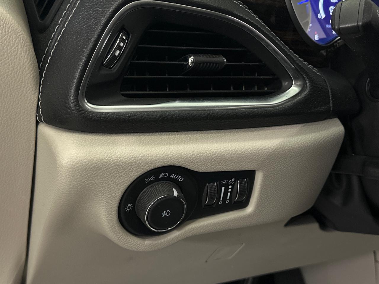 2024 Chrysler Pacifica Limited Front-Wheel Drive Passenger Van Photo