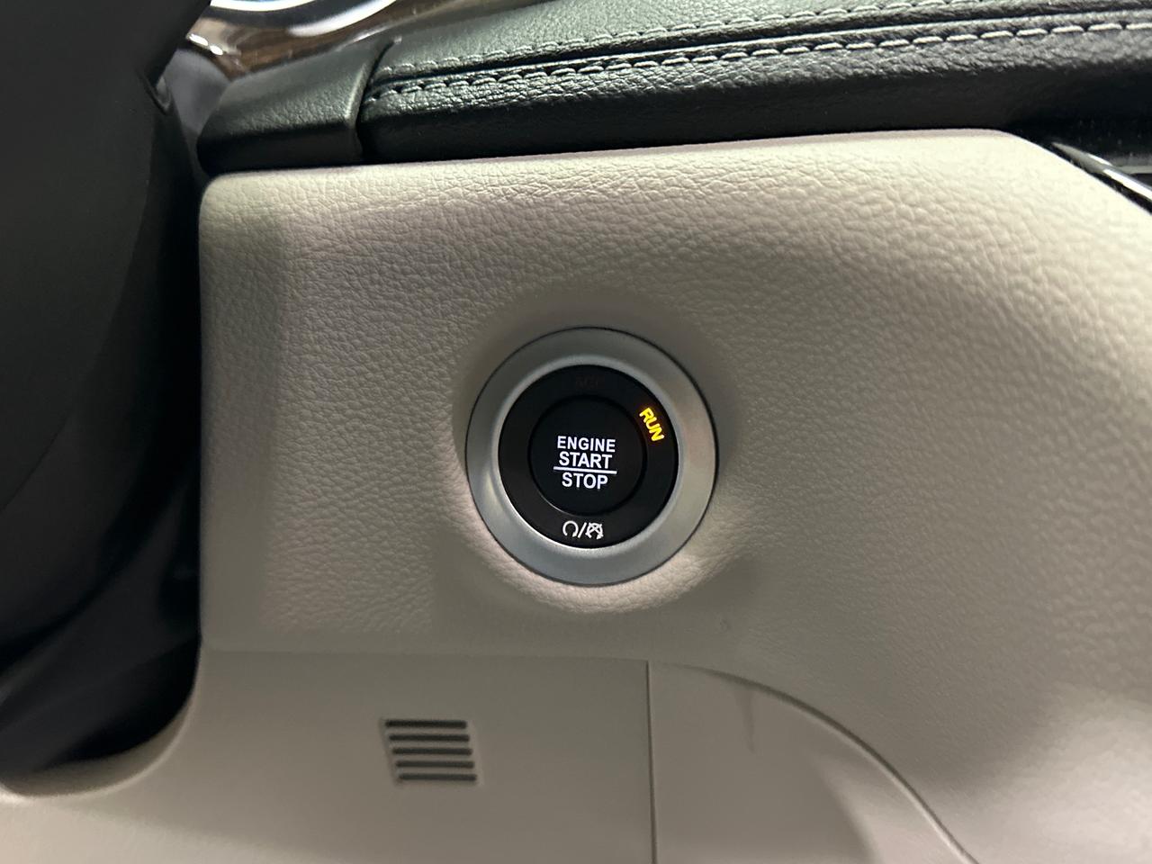 2024 Chrysler Pacifica Limited Front-Wheel Drive Passenger Van Photo