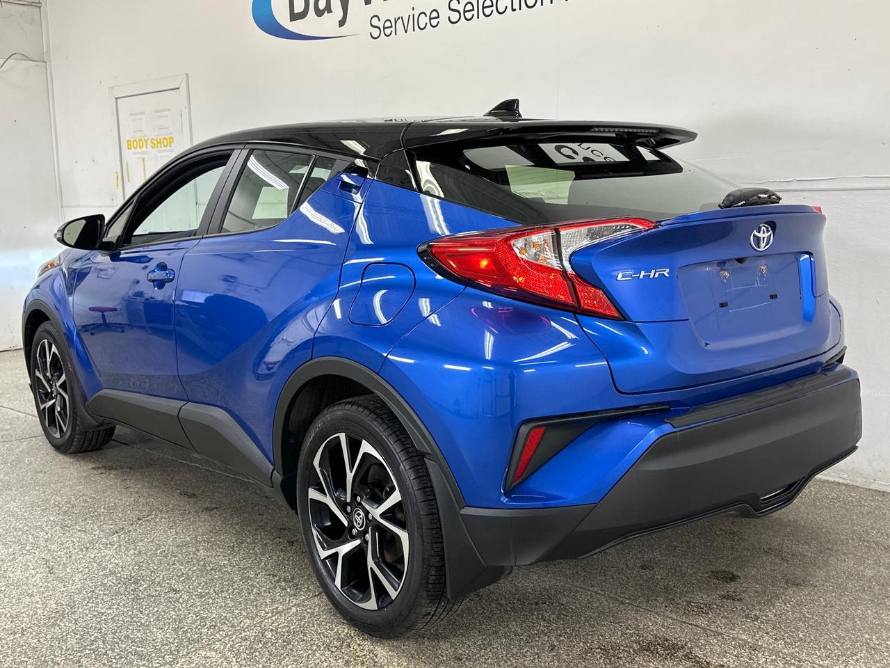 2022 Toyota C-HR XLE Premium Photo4