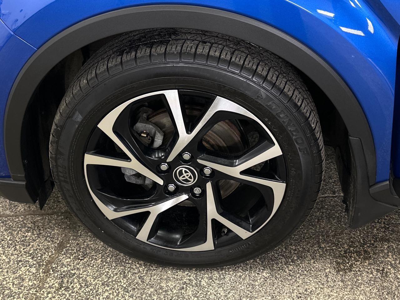 2022 Toyota C-HR XLE Premium Photo