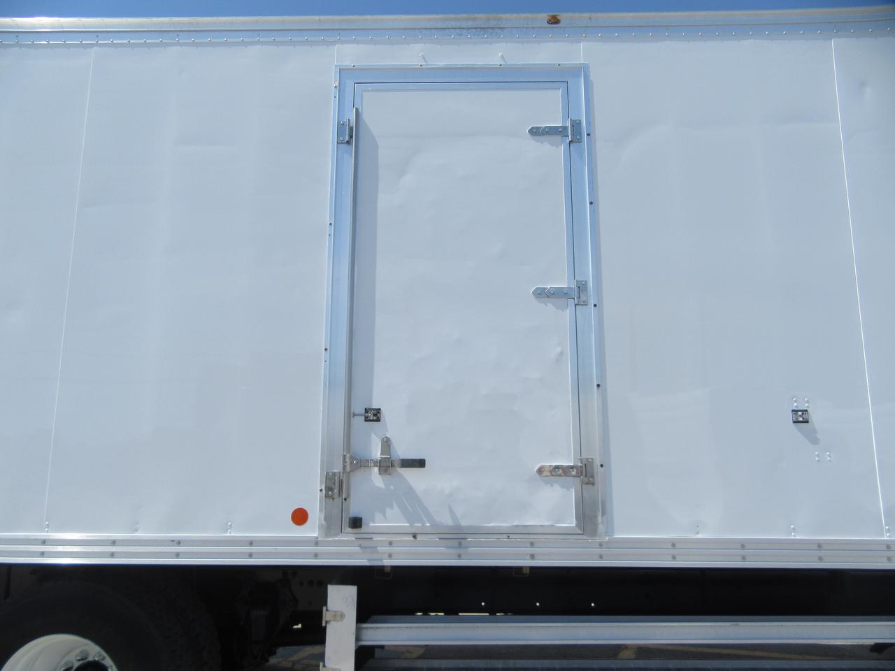 2019 Freightliner M2-106 DIESEL 26FT BOX LARGE POWER LIFTGATE Photo2
