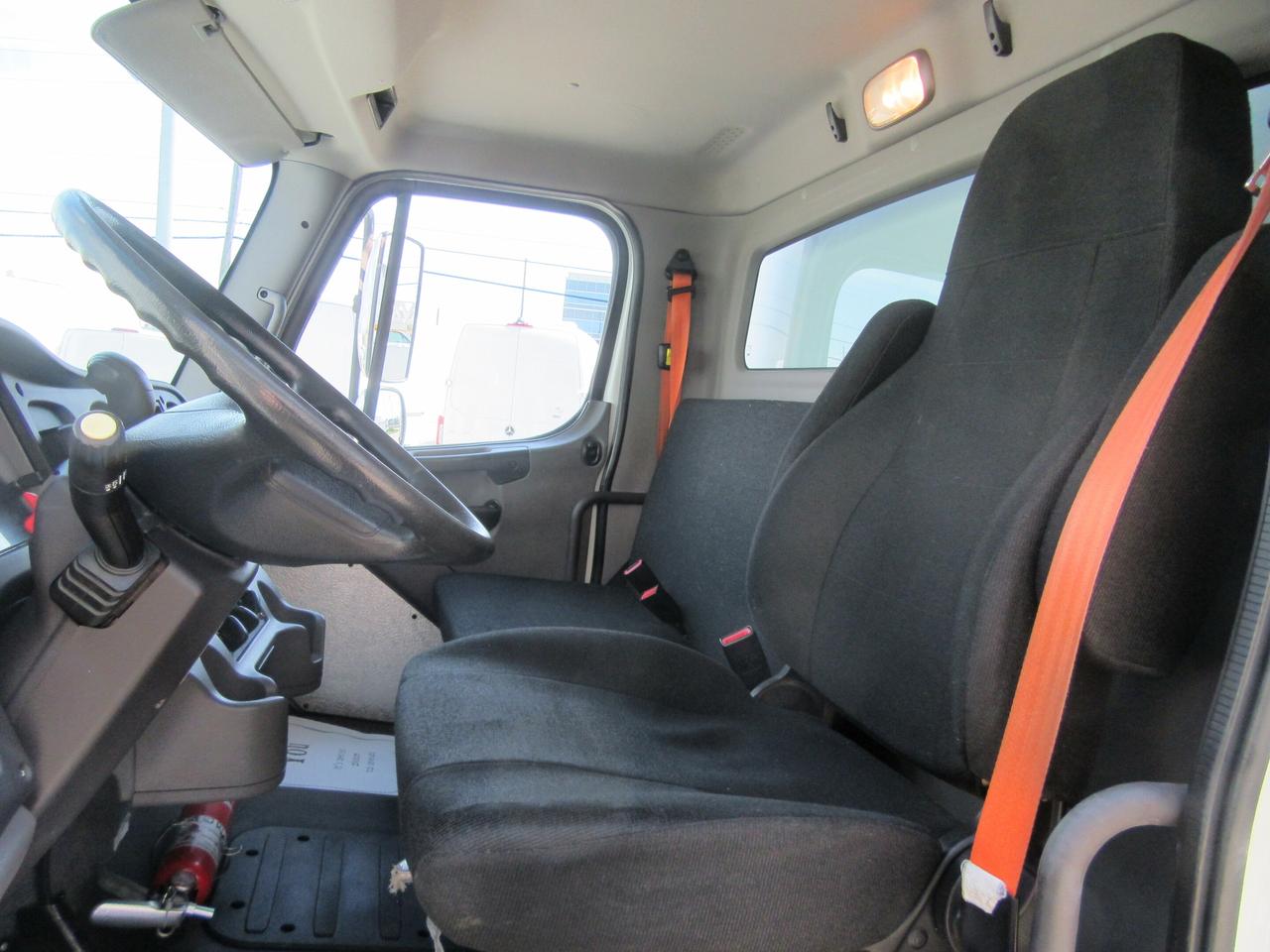 2019 Freightliner M2-106 DIESEL 26FT BOX LARGE POWER LIFTGATE Photo