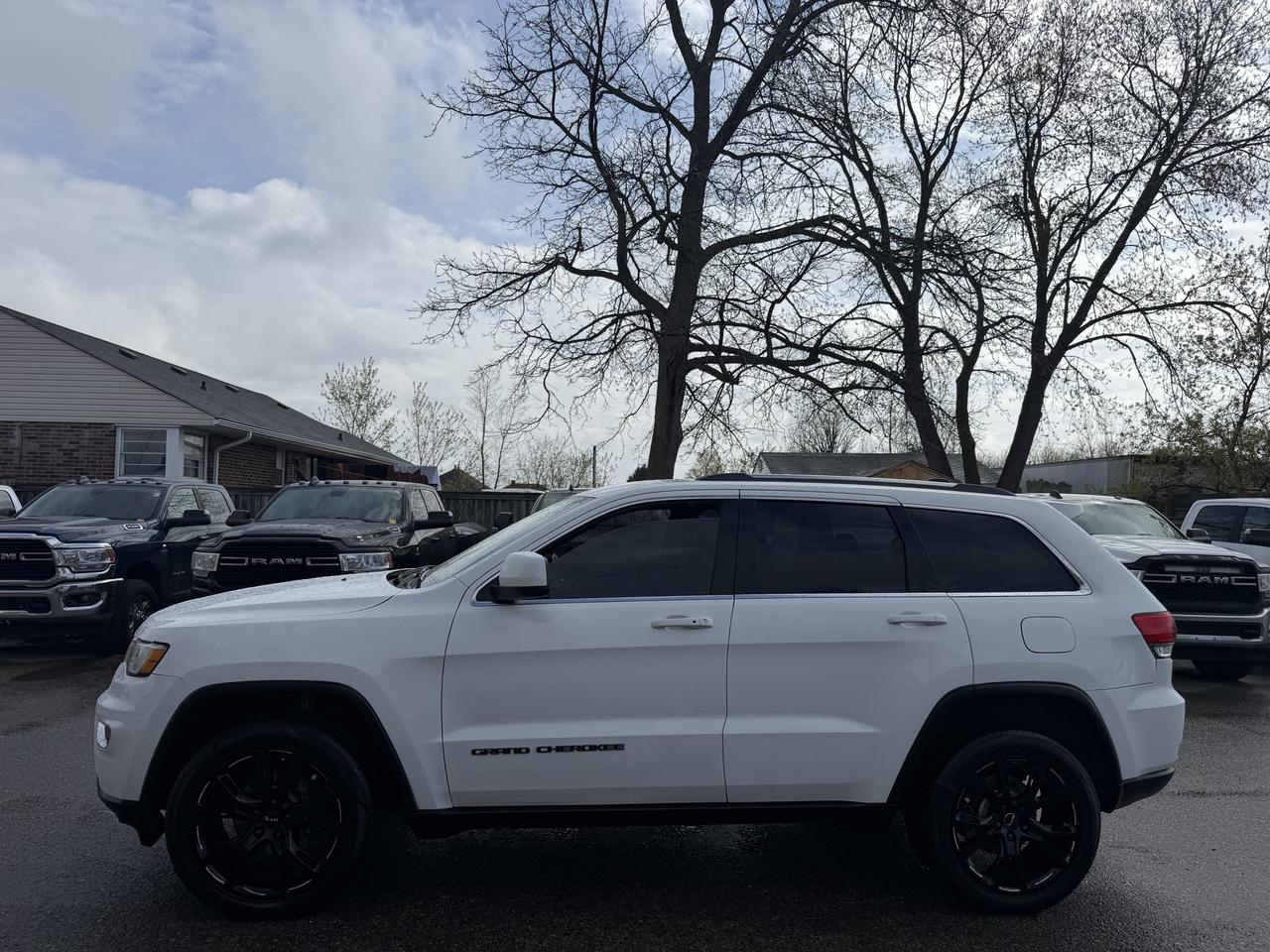 2019 Jeep Grand Cherokee Laredo E Photo3