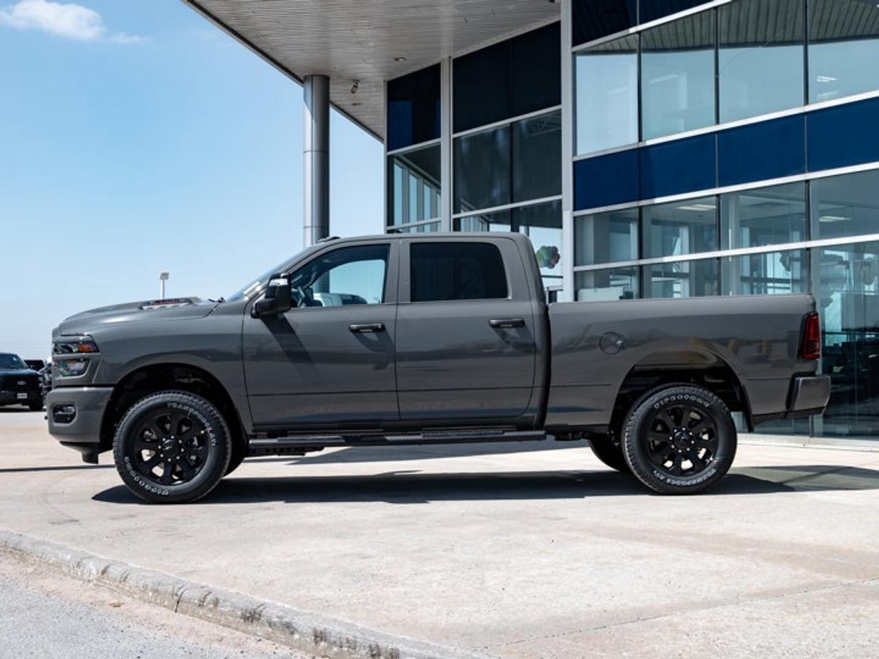 2026 RAM 2500 Black Express Photo4