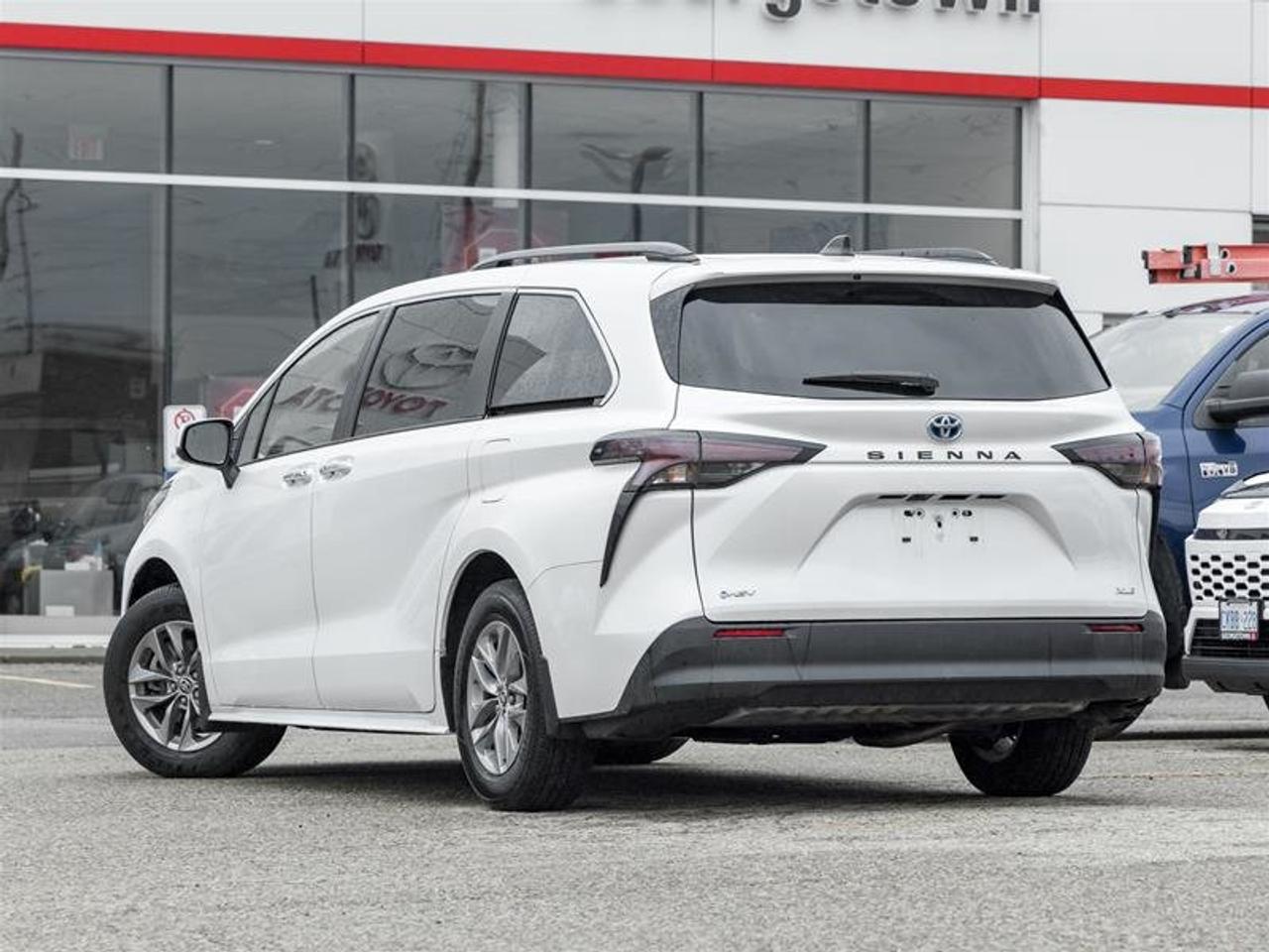 2025 Toyota Sienna Hybrid Sienna XLE 8-Pass Sunroof | Backup Cam | Heated Seats | Wireless Charging | XLE Photo4