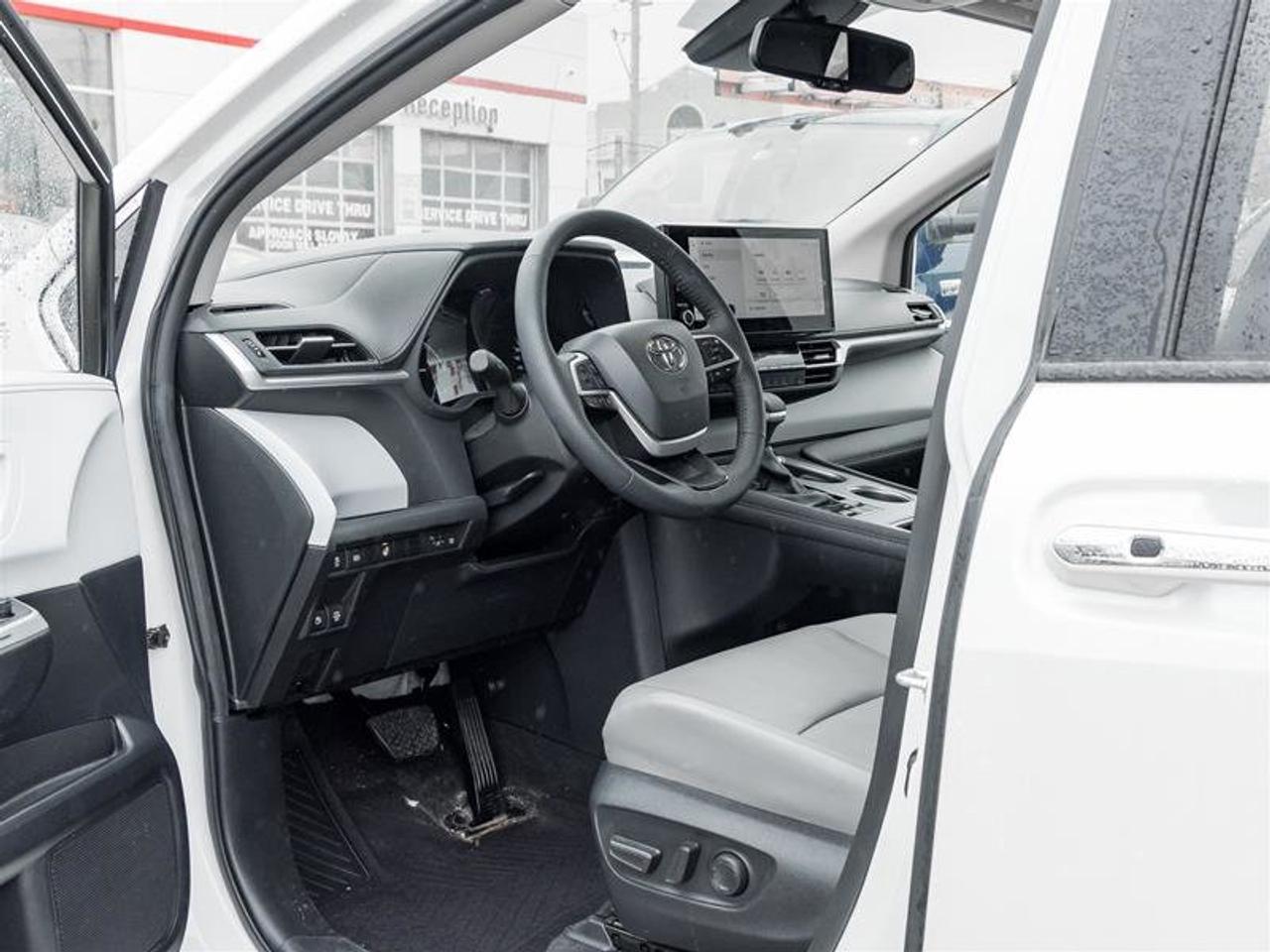 2025 Toyota Sienna Hybrid Sienna XLE 8-Pass Sunroof | Backup Cam | Heated Seats | Wireless Charging | XLE Photo