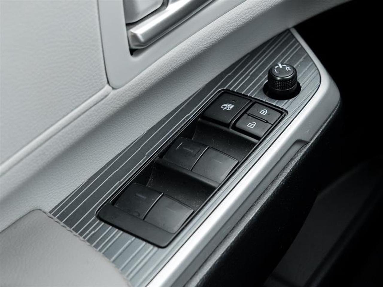 2025 Toyota Sienna Hybrid Sienna XLE 8-Pass Sunroof | Backup Cam | Heated Seats | Wireless Charging | XLE Photo