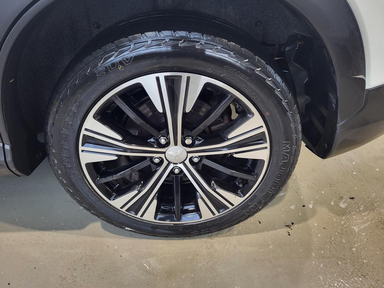 2020 Mitsubishi Eclipse Cross LE Photo4