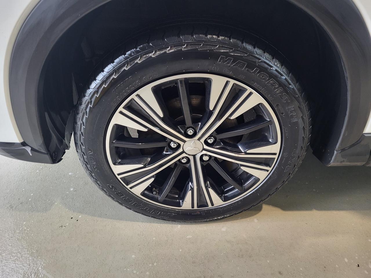 2020 Mitsubishi Eclipse Cross LE Photo3