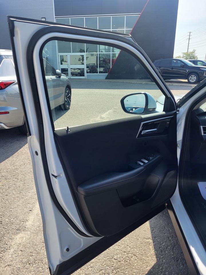 2024 Mitsubishi Outlander SE Photo