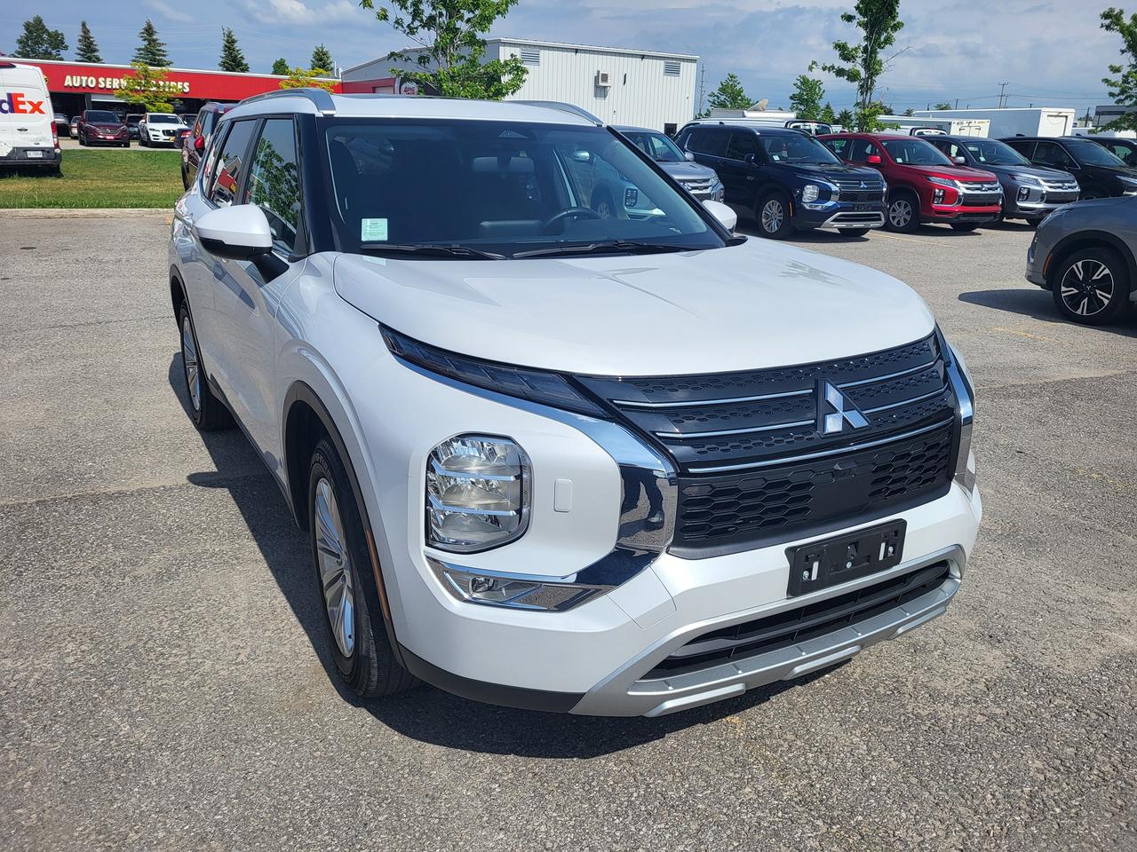 2024 Mitsubishi Outlander SE Photo2