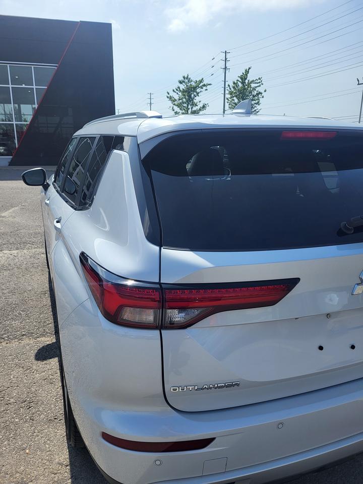 2024 Mitsubishi Outlander SE Photo