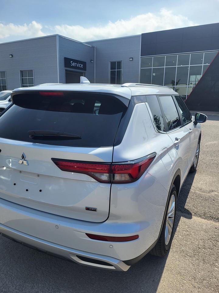 2024 Mitsubishi Outlander SE Photo